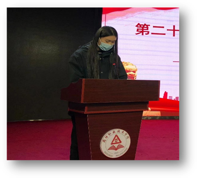 说明: 桌子上摆放着广告卡片的雕塑中度可信度描述已自动生成